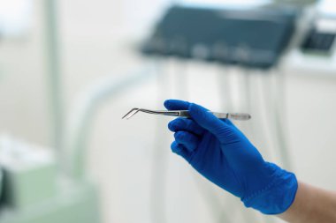 Profesyonel dişçi muayenehanesi kapanmadan önce eldiven takmış eldiven kullanıyor.