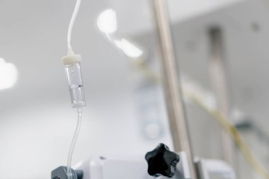 Klinikteki cerrahi müdahaleye başlamadan önce ameliyathanede damar içi serum torbası var.