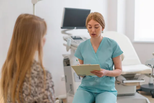 Gynecologist Talks Patient Medical Consultation Modern Clinic Gynecological Office — Stock Photo, Image