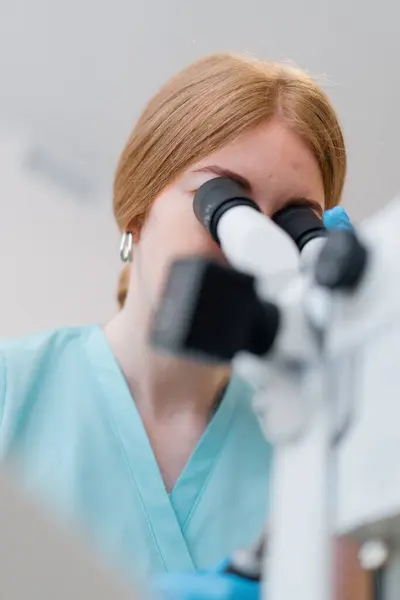 Professionell Gynekolog Kvinna Undersöker Patient Med Kolposskop Gynekologi Klinik Medicin — Stockfoto