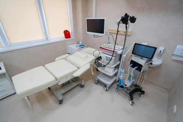 診療所の事務所の消化器外科用医療機器モニター付き患者用ソファと胃鏡 — ストック写真