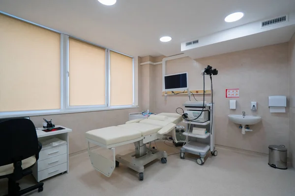 诊所办公室的胃镜医疗设备 病人沙发和带监视器的胃镜 — 图库照片