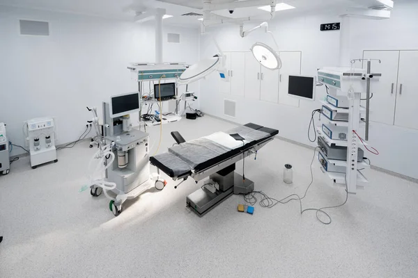 Pusta Sala Operacyjna Szpitalu Wnętrze Sali Operacyjnej Klinice Nowoczesnym Sprzętem — Zdjęcie stockowe