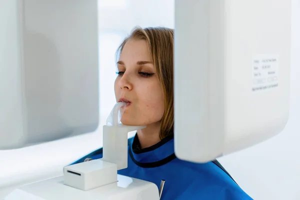 牙龈扫描病人在现代牙科接受口腔全景X线平片检查 — 图库照片