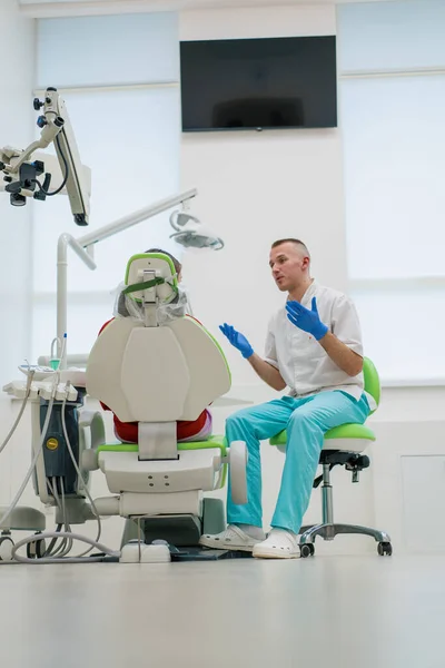 Pacjent Wizycie Dentysty Skarży Się Ból Zęba Próchnicy Lekarz Doradza — Zdjęcie stockowe