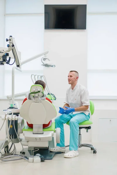 Patient Dentist Appointment Complains Toothache Caries Doctor Advises Her Examination — Stock Photo, Image