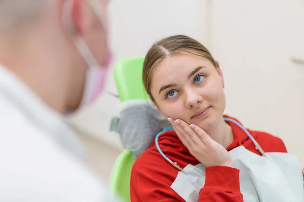 Contrariée Patiente Rendez Vous Chez Dentiste Plaint Maux Dents Caries — Photo