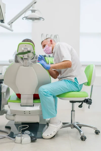 Patient Dentist Appointment Complains Toothache Caries Doctor Advises Her Examination — Stock Photo, Image