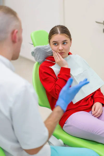 Zdenerwowana Pacjentka Wizycie Dentysty Narzeka Ból Zęba Próchnicę Trzymającą Policzki — Zdjęcie stockowe