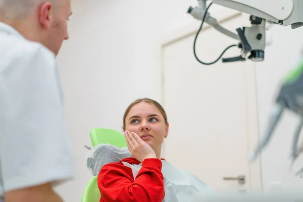 Zdenerwowana Pacjentka Wizycie Dentysty Narzeka Ból Zęba Próchnicę Trzymającą Policzki — Zdjęcie stockowe