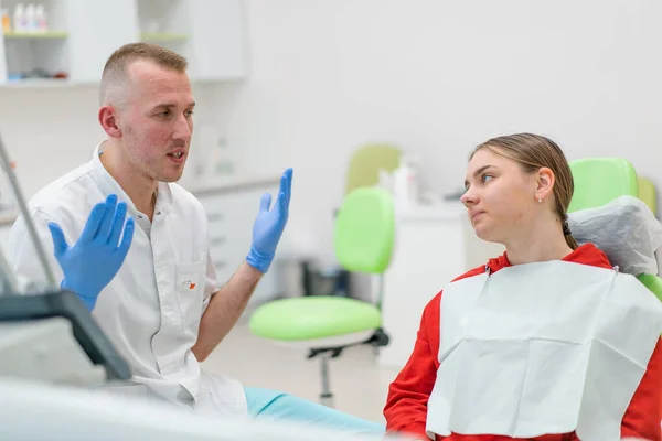 Pacjent Wizycie Dentysty Skarży Się Ból Zęba Próchnicy Lekarz Doradza — Zdjęcie stockowe