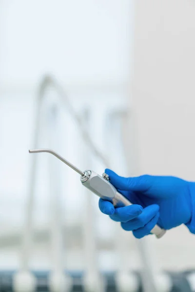 Dentista Professionista Tiene Gli Strumenti Lavoro Siringa Acqua Aria Mano — Foto Stock
