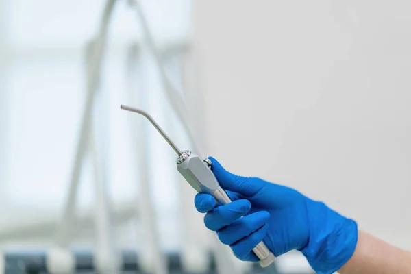 Profesjonalny Dentysta Trzyma Narzędzia Robocze Strzykawka Wodą Powietrzną Rękawiczce Przed — Zdjęcie stockowe