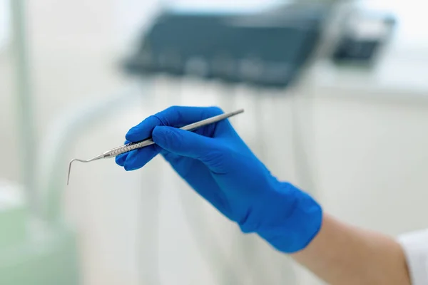 Profesjonalny Dentysta Posiada Narzędzia Robocze Sonda Stomatologiczna Rękawiczce Przed Zamknięciem — Zdjęcie stockowe