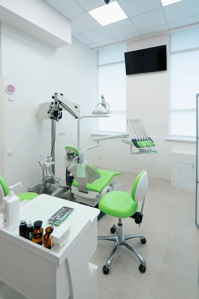 Oficina Moderna Vacía Del Dentista Verde Blanco Clínica Con Equipo — Foto de Stock