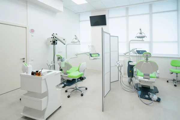 Oficina Moderna Vacía Del Dentista Verde Blanco Clínica Con Equipo —  Fotos de Stock