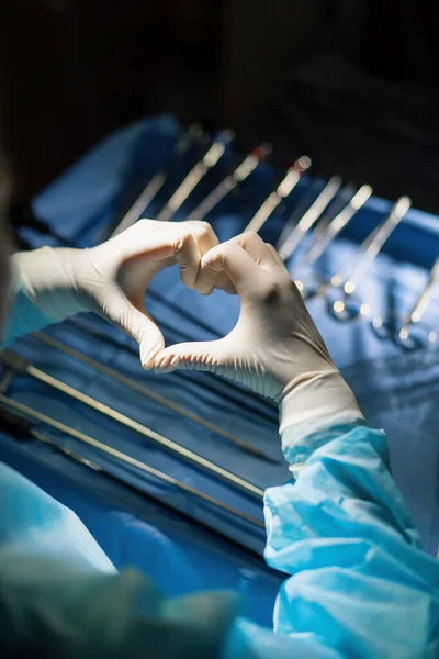 Médico Mostra Sinal Cardíaco Com Mãos Após Operação Fundo Instrumentos — Fotografia de Stock