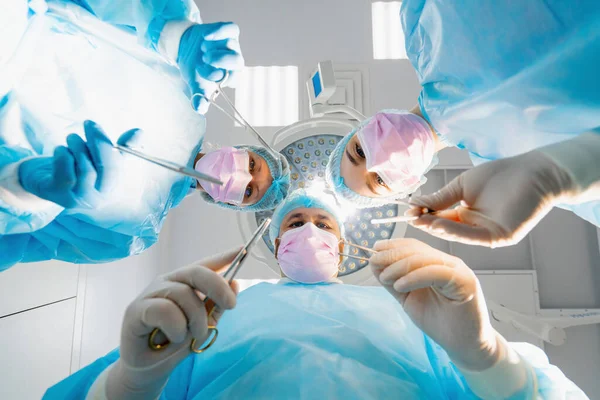Grupp Läkare Kirurger Och Sjuksköterskor Som Innehar Skalpeller Kirurgiska Instrument — Stockfoto