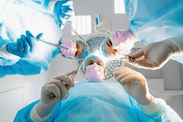 Gruppe Von Ärzten Chirurgen Und Krankenschwestern Mit Skalpellen Chirurgische Instrumente — Stockfoto