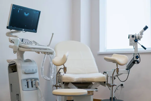 診療所婦人科椅子の婦人科室に超音波診断装置付き医療室 — ストック写真