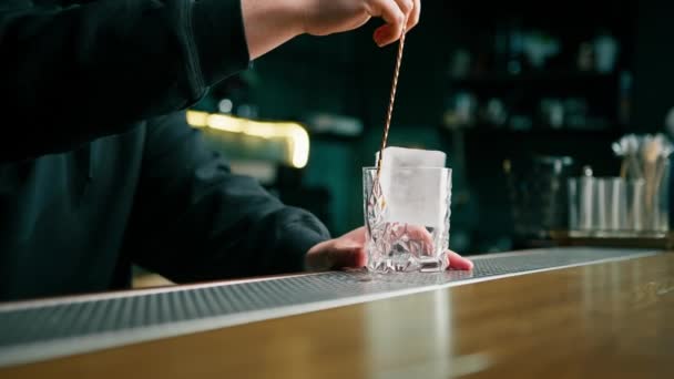Profesjonalny Barman Mieszający Kostki Lodu Długą Łyżką Barem Młody Człowiek — Wideo stockowe