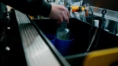 Profesyonel bir barmen ölçü kabına alkol döker. Barda yakın plan bir kulüpte kokteyl hazırlama süreci.