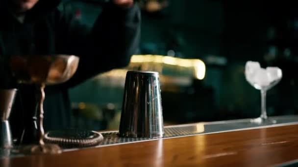 Profesionální Barman Vezme Třesavku Rukou Proces Výroby Koktejlů Klubu Baru — Stock video