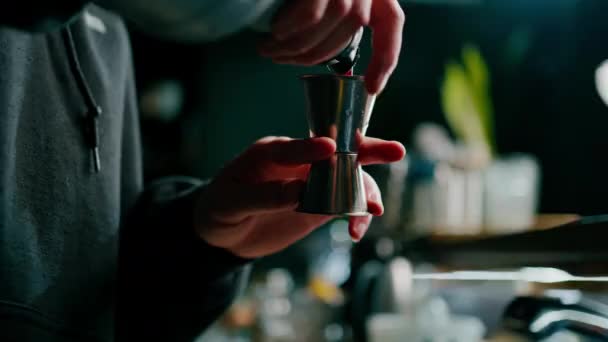 Barman Profissional Derrama Álcool Uma Xícara Medição Processo Fazer Coquetéis — Vídeo de Stock