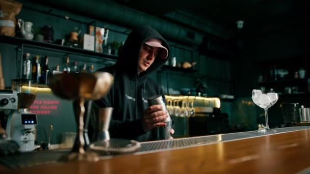 Bartender Profissional Criando Uma Bebida Coquetel Bartender Experiente Derrama Uma — Vídeo de Stock