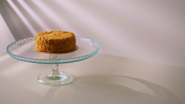 Beyaz arka plan tatlı konseptinde şeffaf bir tezgahta, poğaçadan taze Napolyon keki.