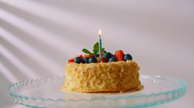 Taze yapılmış lezzetli pasta Napolyon Puf böreği taze çilek ve meyveli pasta. Pastanın içinde mum yanıyor.