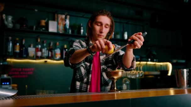 Mannelijke Handen Van Een Barman Wrijven Schil Van Een Sinaasappelvrucht — Stockvideo
