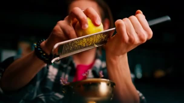 Bir Barmenin Erkek Eli Portakal Meyvesinin Kabuğunu Özel Rendelenmiş Bir — Stok video