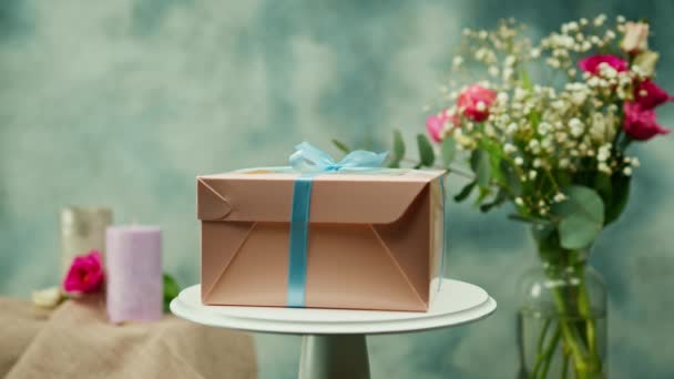 Verpackt Köstlichen Kuchen Einer Geschenkbox Mit Einer Schleife Dreht Sich — Stockvideo