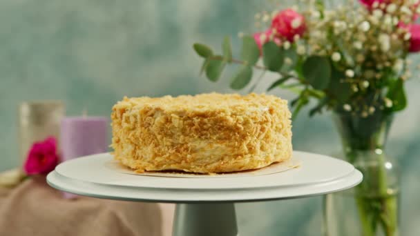 Kue Napoleon Puff Yang Baru Dibuat Lezat Atas Stan Berputar — Stok Video