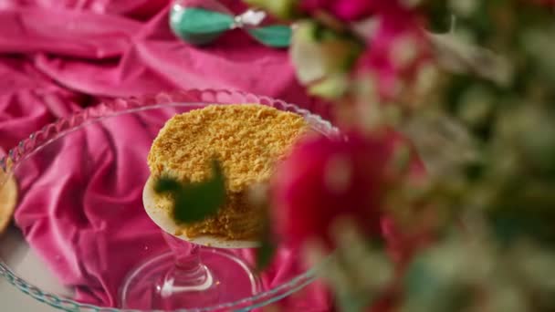 花のあるデザートコンセプトを背景に透明感のあるスタンドで焼きたてのおいしいパフペーストリーナポレオンケーキ — ストック動画