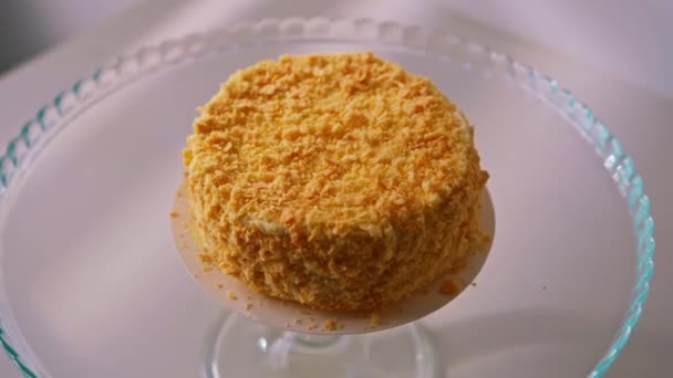 在透明摊位白色背景甜点概念的顶级视图上 新鲜制作美味的泡菜糕点拿破仑蛋糕 — 图库视频影像