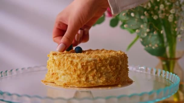 Délicieux Gâteau Napoléon Fraîchement Préparé Pâte Feuilletée Main Décore Dessert — Video