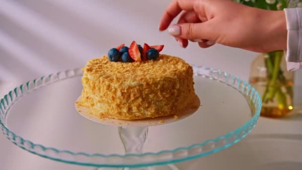 Świeżo Przygotowane Pyszne Ciasto Napoleońskie Ciasta Francuskiego Zdobi Deser Świeżymi — Wideo stockowe
