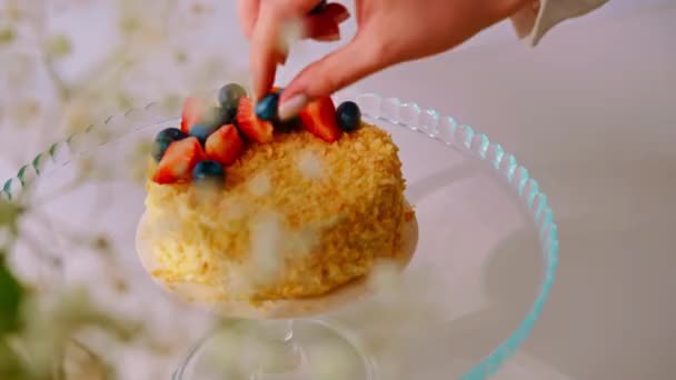 페이스트리 손으로 맛있는 나폴레옹 케이크는 딸기와 딸기로 디저트를 아름답게 장식한다 — 비디오