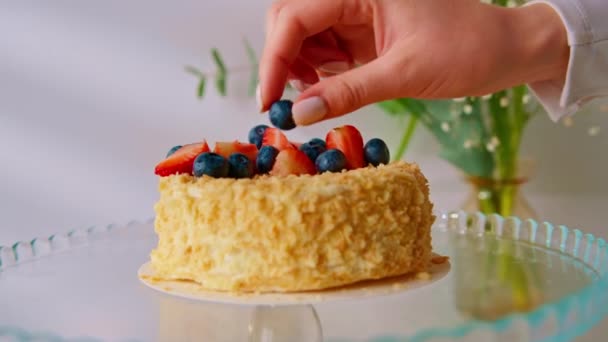 Frisch Zubereiteter Köstlicher Napoleonkuchen Aus Blätterteig Verziert Das Dessert Mit — Stockvideo