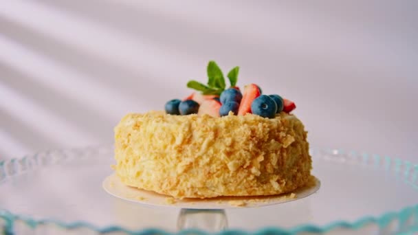 Свіжий Смачний Торт Наполеона Світлому Фоні Листковий Торт Торт Свіжою — стокове відео