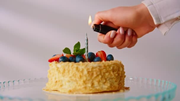 딸기와 라이터 즉석에서 맛있는 케이크 나폴레옹 페이스트리 케이크를 만들었다 — 비디오