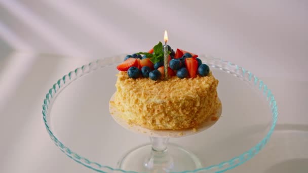 Pastel Recién Hecho Pastel Delicioso Napoleon Puff Pastel Con Fresas — Vídeo de stock