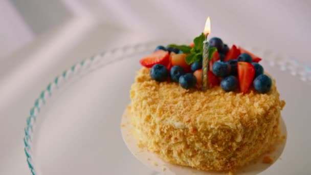 拿破仑 帕夫糕点蛋糕 蛋糕里有新鲜草莓和浆果蜡烛 正在燃烧 — 图库视频影像