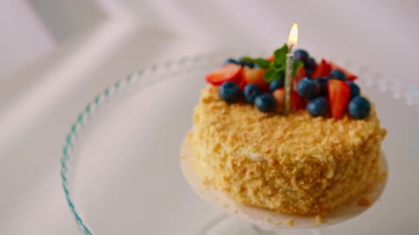 拿破仑 帕夫糕点蛋糕 蛋糕里有新鲜草莓和浆果蜡烛 正在燃烧 — 图库视频影像