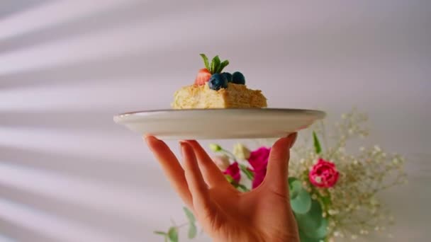 拿破仑蛋糕 用草莓和浆果包在盘子里 新鲜制成了一片美味的松饼 — 图库视频影像