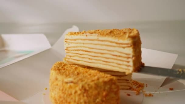 Delicioso Pastel Miel Recién Hecho Una Caja Regalo Sobre Fondo — Vídeos de Stock