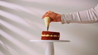 Beyaz arka planda yeni hazırlanmış lezzetli pasta 