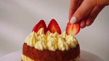 Şekerci, tereyağlı süslemeyle süslenmiş lezzetli bir pasta olan 